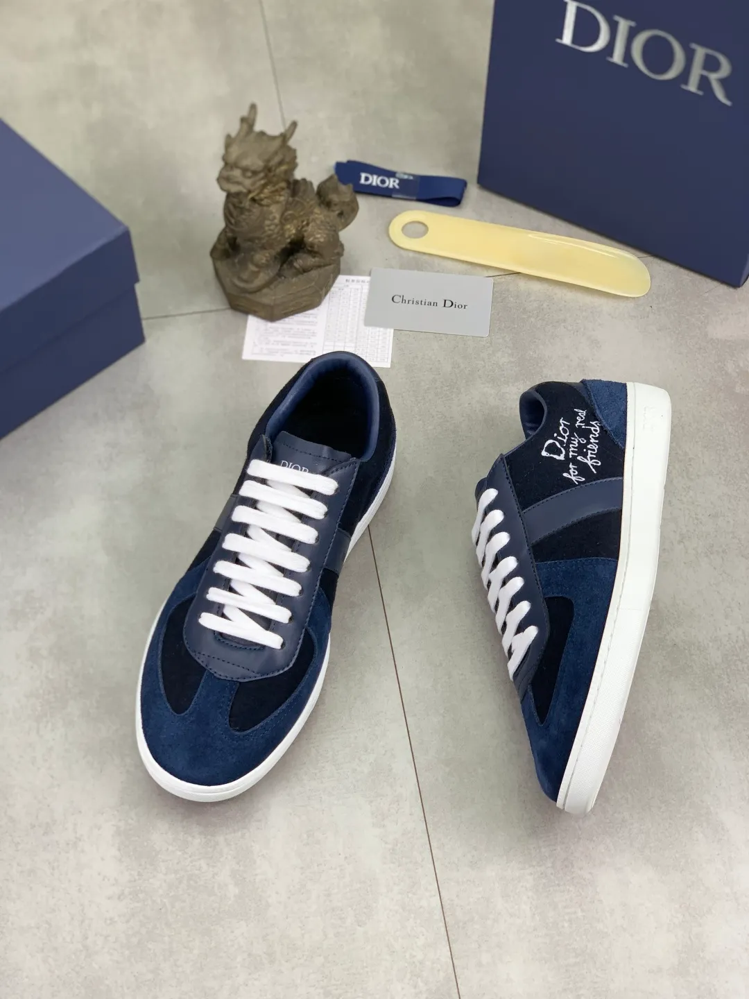 Men's shoes 💰P380 New Dior B01 moral training shoes, white first-layer cowhide, original molded outsole. New to the fall collection, this sneaker marks the return of a Dior classic, reinterpreted in a stylish and elegant silhouette. Crafted from white smooth first-grain cowhide with a tonal silk sheepskin lining, it features the Dior logo on the tongue and inner sides, and a CD icon on the heel. Paired with Tpu anti-slip soles of the same color, it can be matched with various styles to create a sophisticated look.  Code number: 38-44